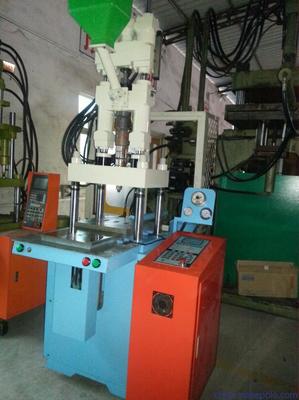 大量雙合金螺桿二手立式注塑機優惠價出售，適合手機連接產品制造